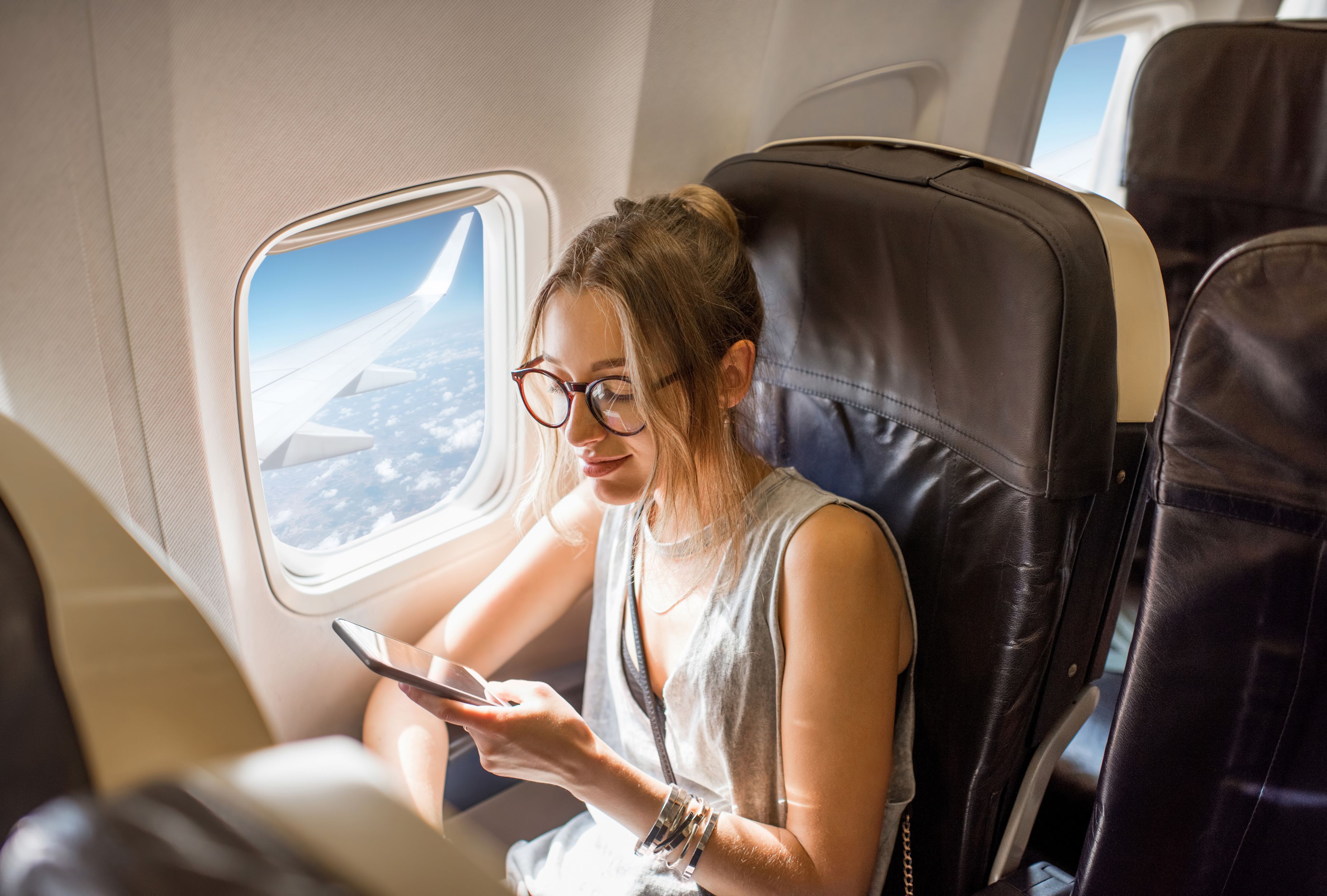 Il est connu que l'on ne doit pas utiliser notre téléphone dans l'avion, mais cela devrait bientôt changer ! © Adobe Stock, rh2010